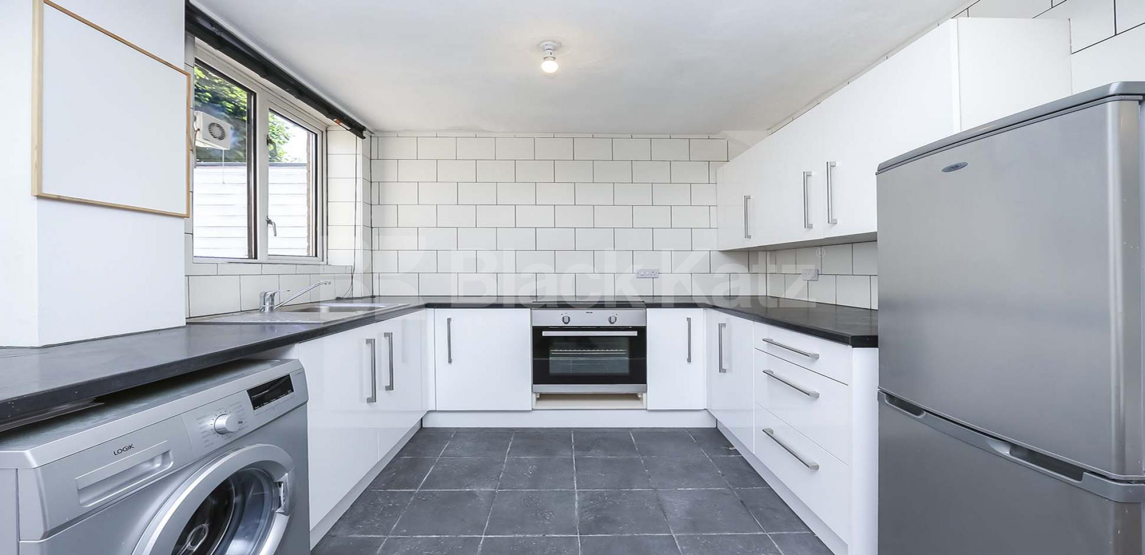 			UNDER OFFER , 3 Bedroom, 1 bath, 1 reception House			 Dunston Road, Clapham Junction